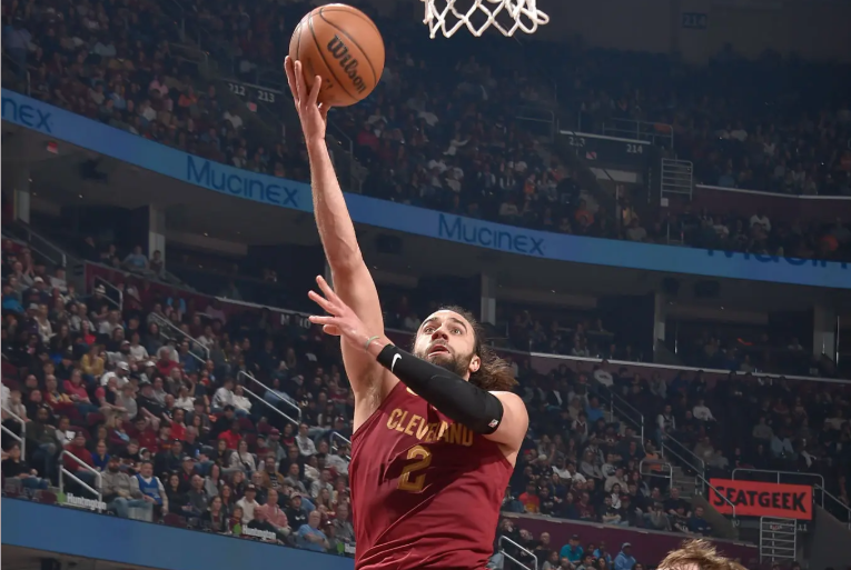 爱游戏体育-惨败中的好消息！伤愈复出的骑士侧翼大将的状态看起来相当不错？